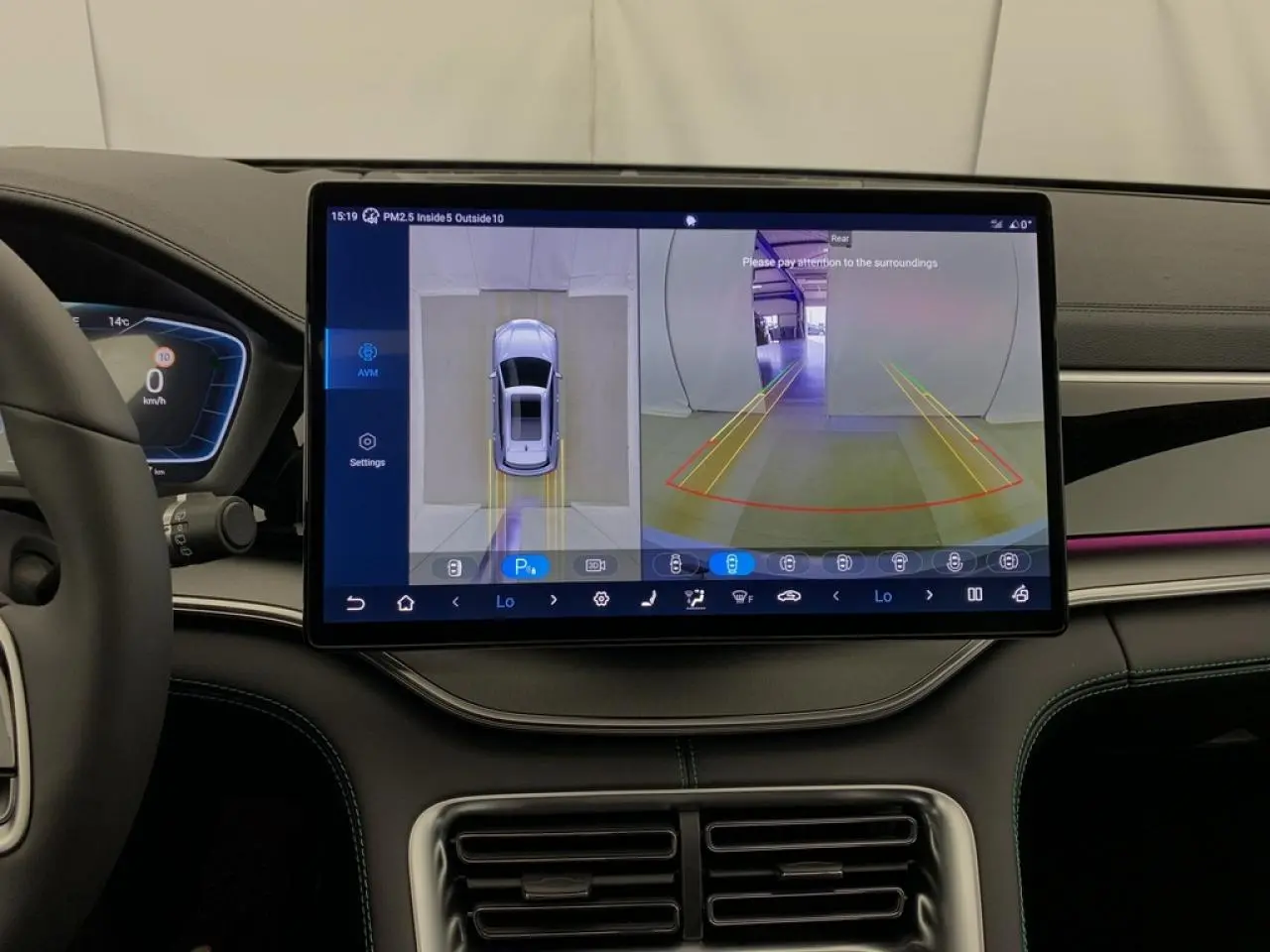 Vue intérieure du tableau de bord du BYD SEAL U 1.5 DM-i 2025, écran central affichant la caméra panoramique 360°.