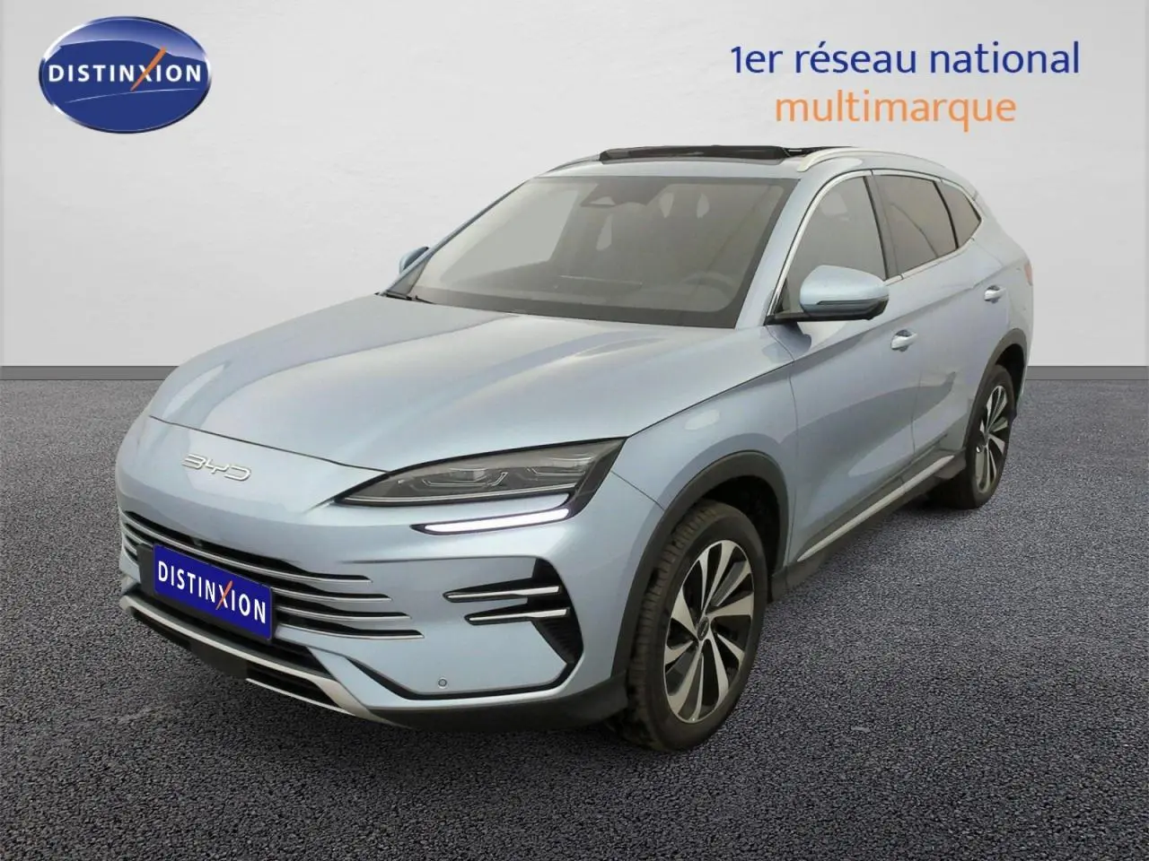 Vue 3/4 avant du BYD SEAL U 1.5 DM-i 2025 en bleu Tian Qing avec jantes bicolores et toit ouvrant panoramique.