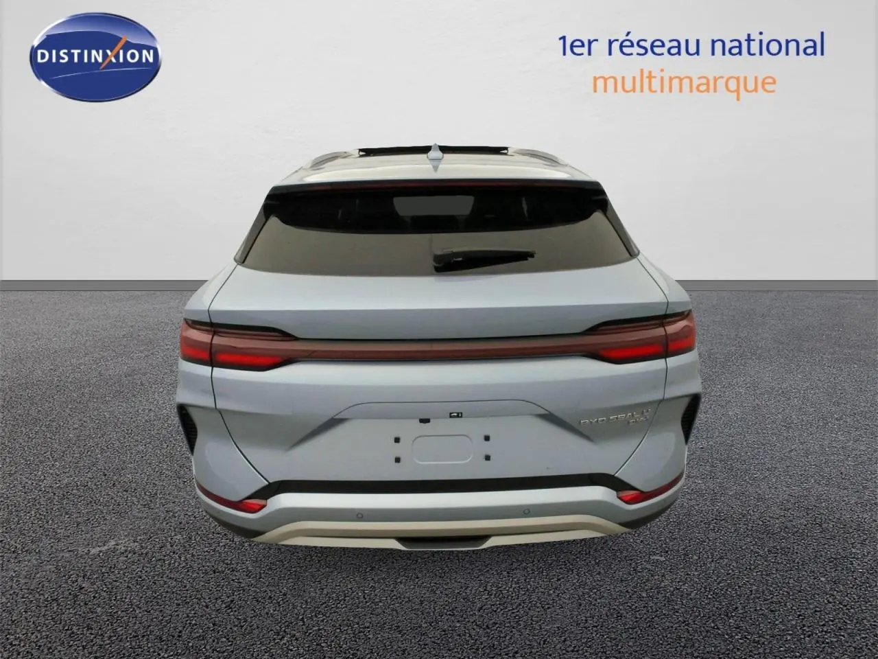 Vue arrière d'un SUV BYD SEAL U 1.5 DM-i 218 Comfort en couleur Tian Qing avec feux arrière étirés et hayon électrique.