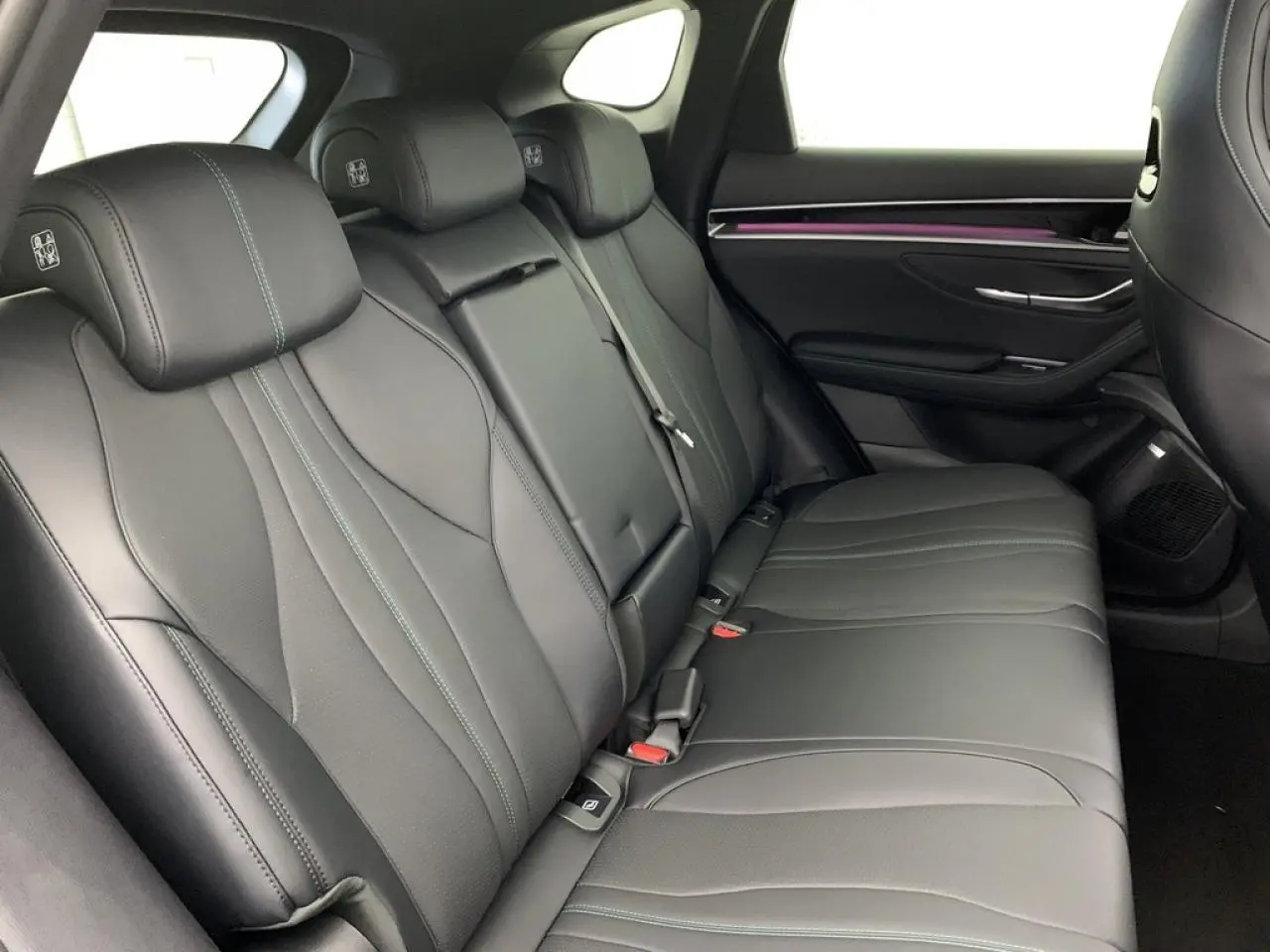 Vue intérieure côté droit des sièges arrière noirs et bruns du BYD SEAL U 1.5 DM-i 218 Comfort avec surpiqûres contrastées.