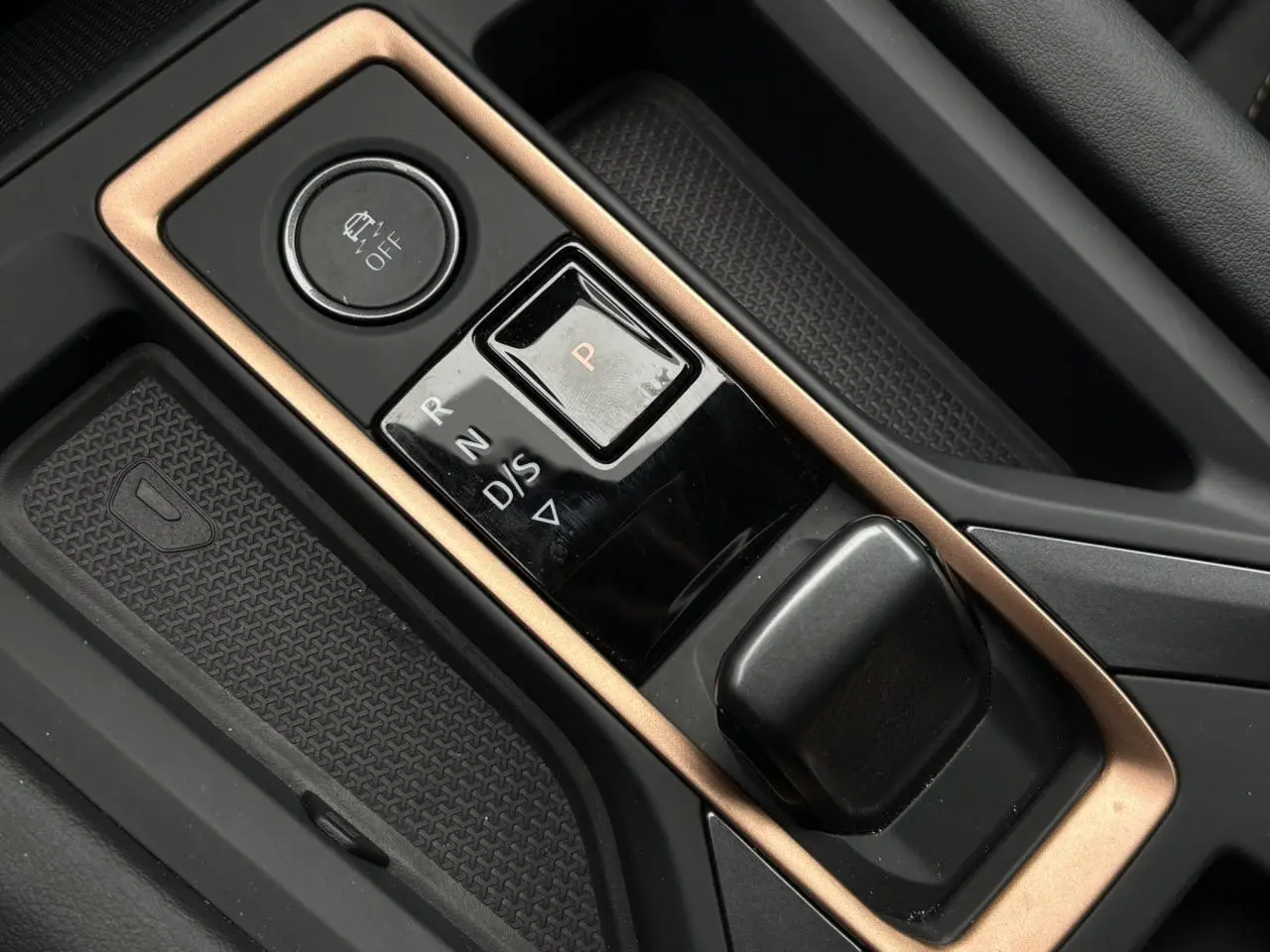 Gros plan sur la console centrale du CUPRA Formentor noir Minuit, mettant en valeur la commande de boîte automatique et le bouton de contrôle.