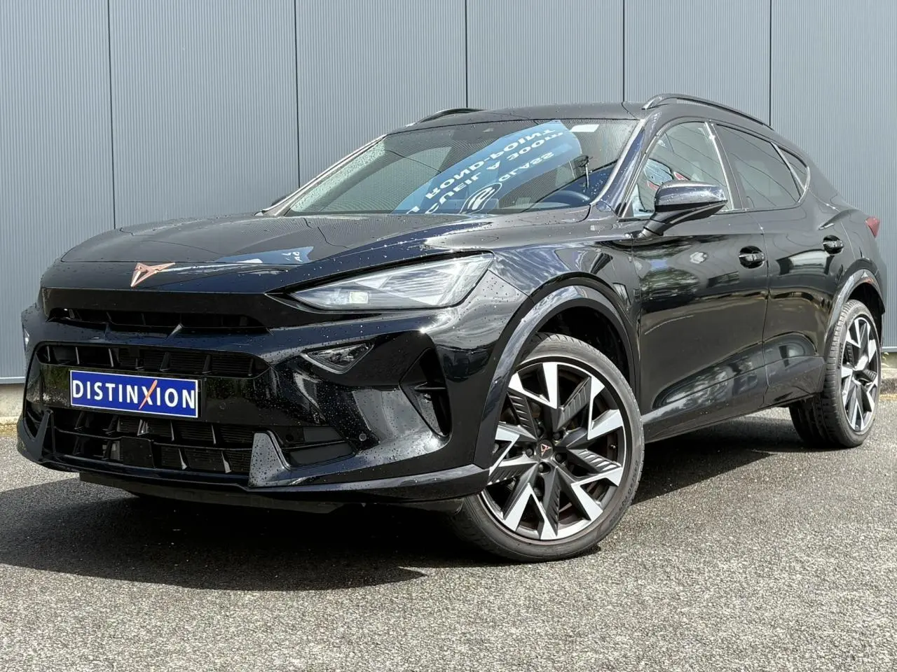 Vue 3/4 avant droite d'une CUPRA Formentor 2025 noir minuit avec jantes alliage 19'' et logo CUPRA cuivré.