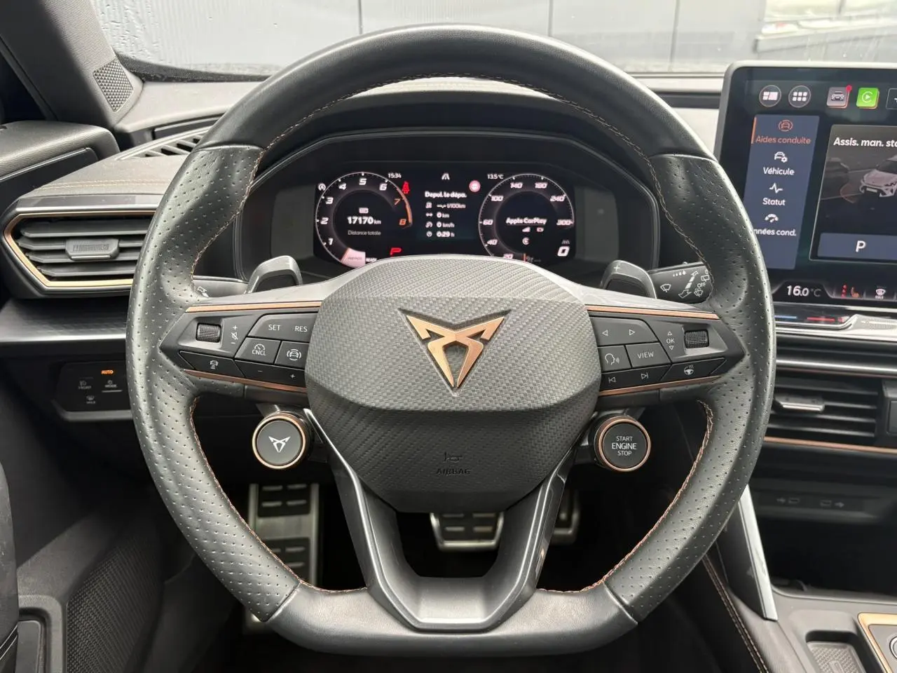 Vue rapprochée du volant perforé noir avec logo CUPRA cuivré et tableau de bord numérique du Formentor 2025.