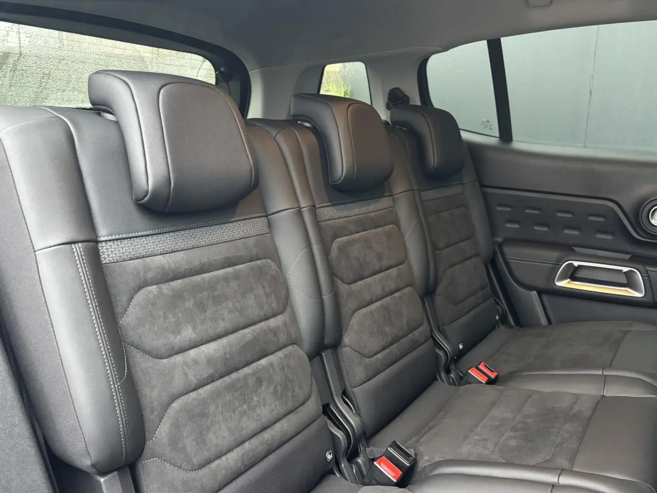 Vue intérieure des trois sièges arrière en Alcantara noir du Citroën C5 Aircross 2025, finition Urban Black.