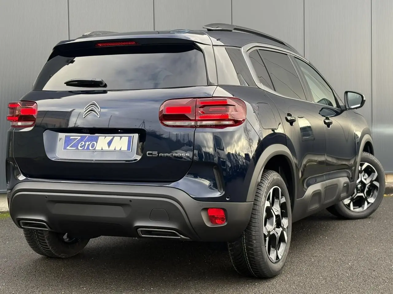 Vue 3/4 arrière droite d'un Citroën C5 Aircross Bleu Eclipse avec feux arrière LED et jantes alliage bi-ton.