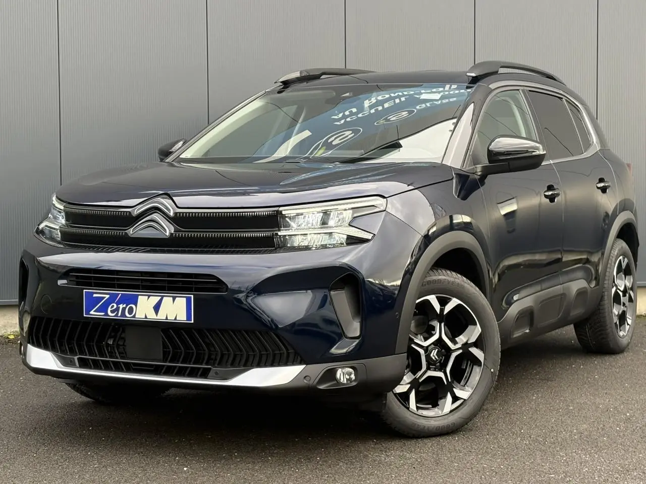 Citroën C5 Aircross Bleu Eclipse en 3/4 avant droit, avec jantes alliage bi-ton et barres de toit noires.