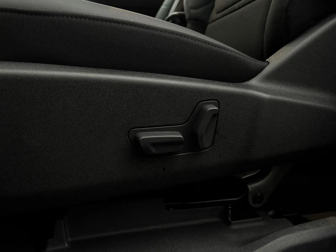 Gros plan sur les commandes de réglage électrique du siège conducteur noir Alcantara du Citroën C5 Aircross 2025.