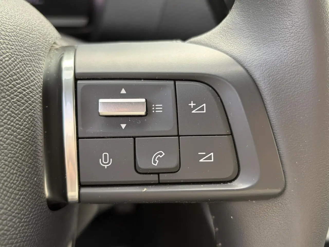 Gros plan sur les commandes audio et téléphone au volant de la Citroën C4 1.2 PureTech 130 Max 2024.