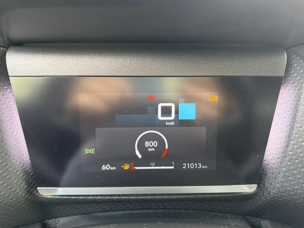 Affichage numérique du combiné de bord de la Citroën C4 1.2 PureTech 130 Max montrant 0 km/h et 21 013 km.