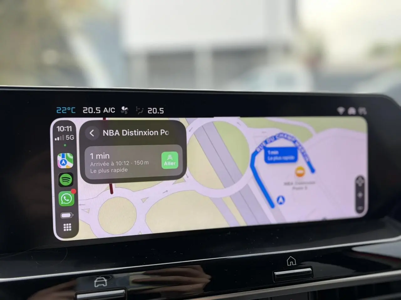 Écran tactile central de navigation affichant un itinéraire dans une Citroën C4 Rouge Elixir, vue intérieure frontale.