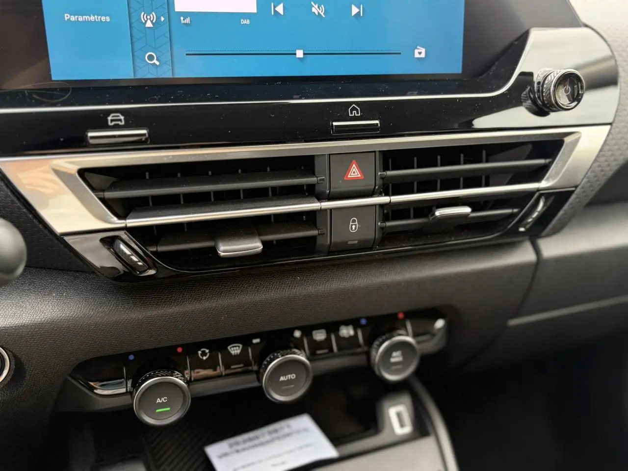 Détail de la console centrale avec aérateurs et commandes de climatisation de la Citroën C4 1.2 PureTech 130 Rouge Elixir.