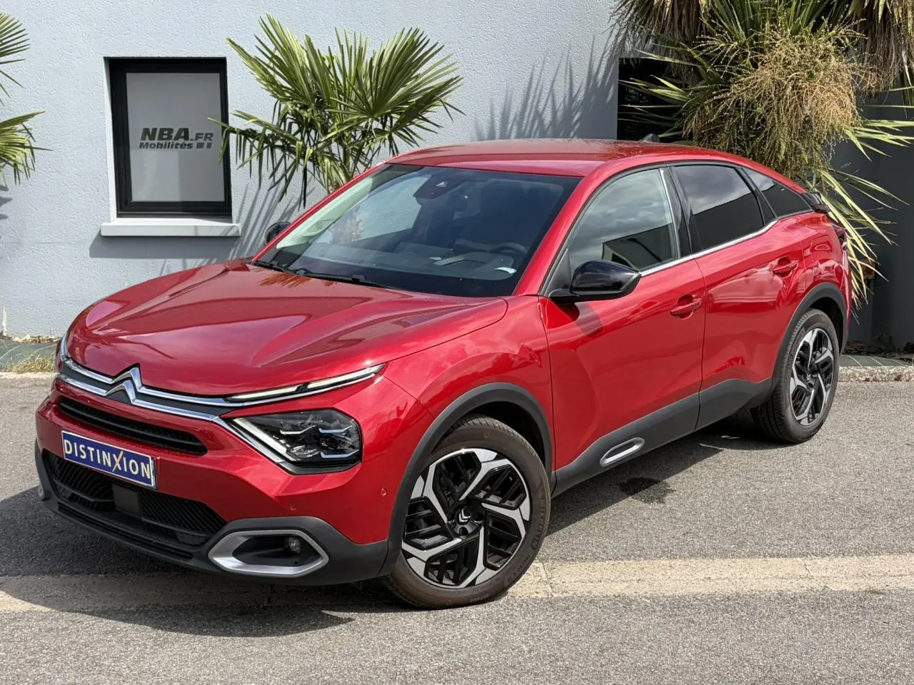 Citroën C4 1.2 PureTech 130 Max rouge Elixir en 3/4 avant droit avec jantes alliage et signature lumineuse LED.