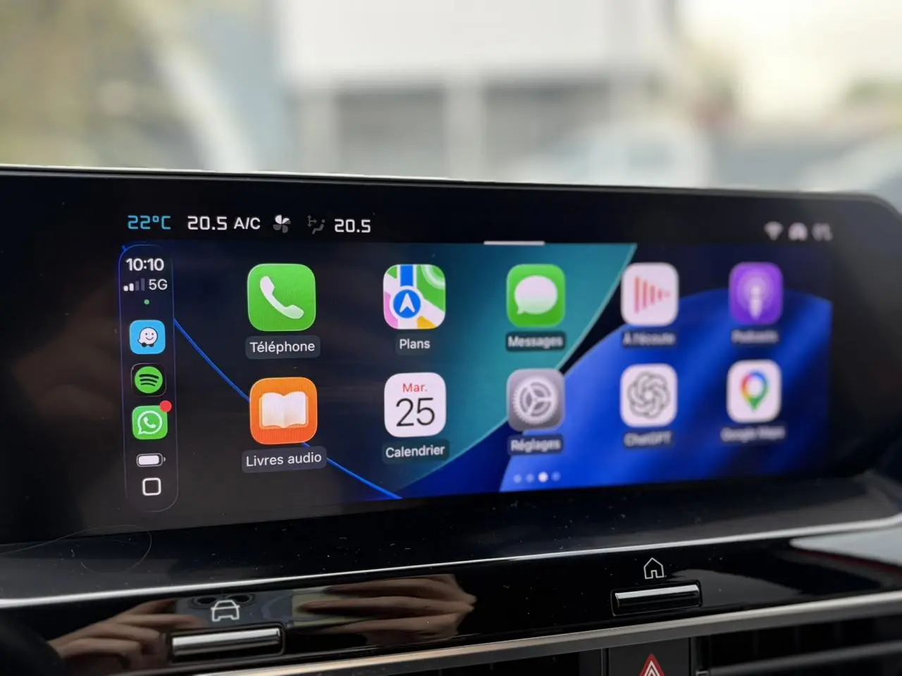 Écran tactile central 10 pouces de la Citroën C4 Rouge Elixir, affichant Apple CarPlay en intérieur.