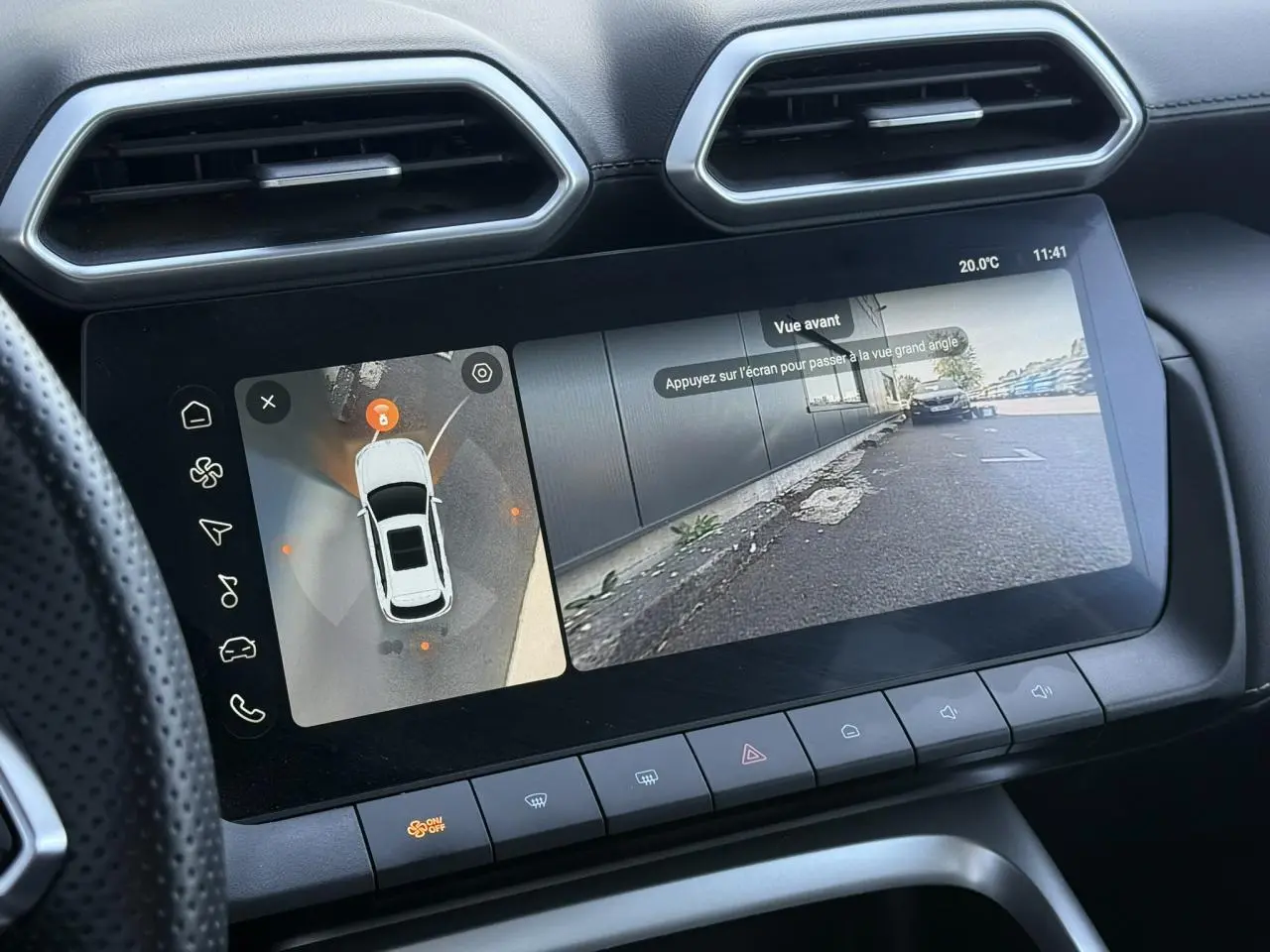 Écran tactile intérieur du MG ZS Hybrid+ 2025 affichant la caméra 360° et la vue avant en ville.