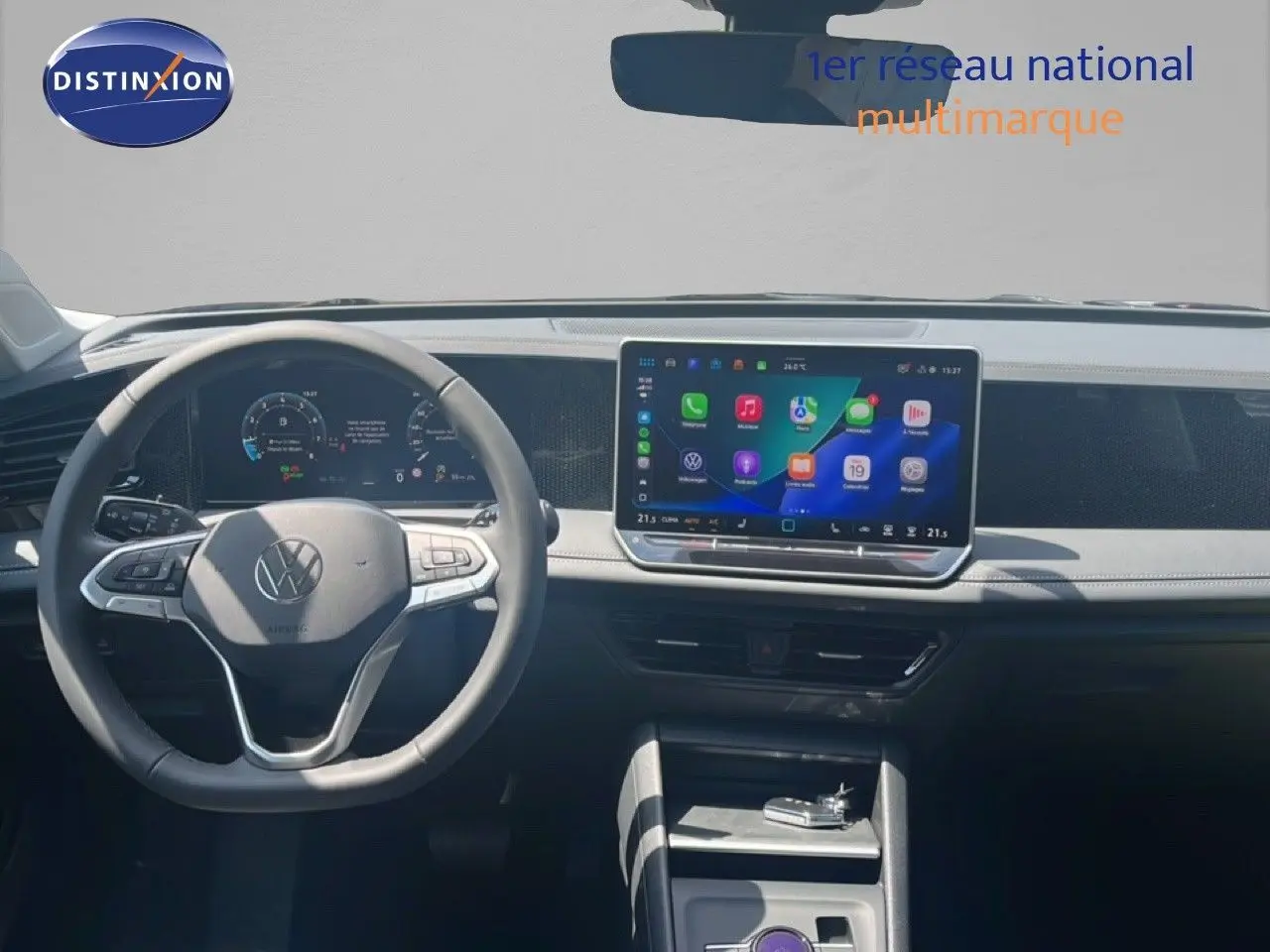 Vue intérieure du tableau de bord du Volkswagen Tiguan 2026, écran tactile central et volant multifonction noirs.