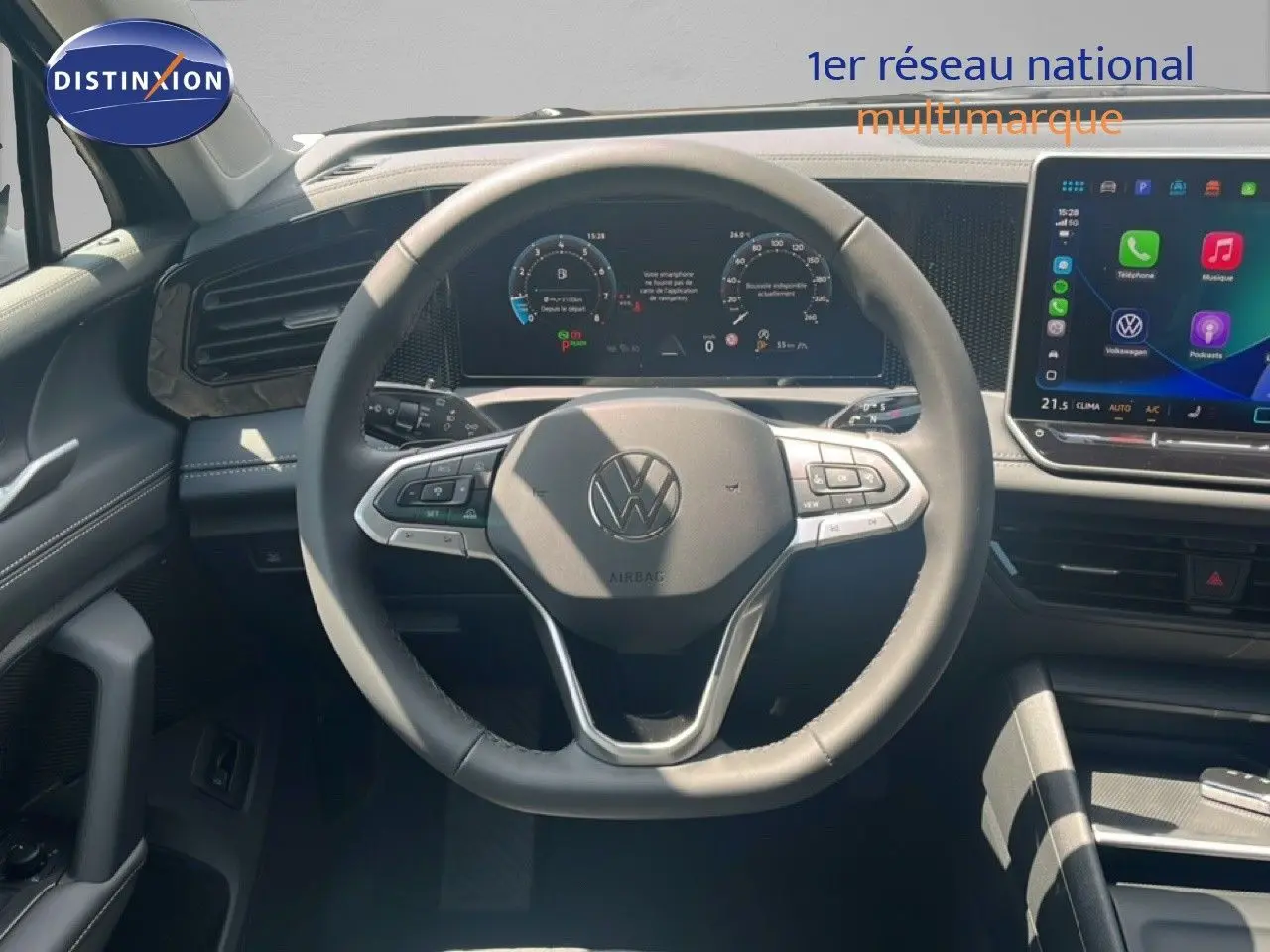 Vue intérieure centrée sur le volant multifonction et le tableau de bord numérique du Volkswagen Tiguan 2026.