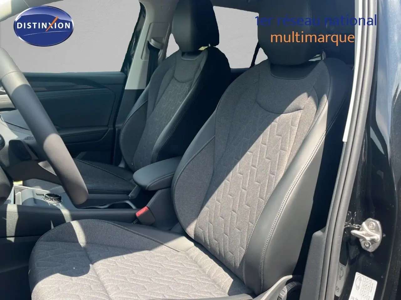 Vue intérieure des sièges avant tissu et cuir du Volkswagen Tiguan noir Grenadilla, côté droit ouvert.