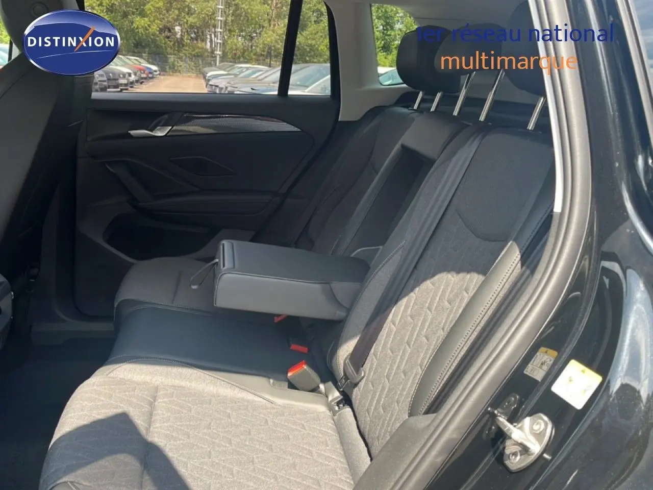 Vue intérieure côté droit des sièges arrière du Volkswagen Tiguan noir Grenadilla avec accoudoir central déployé.