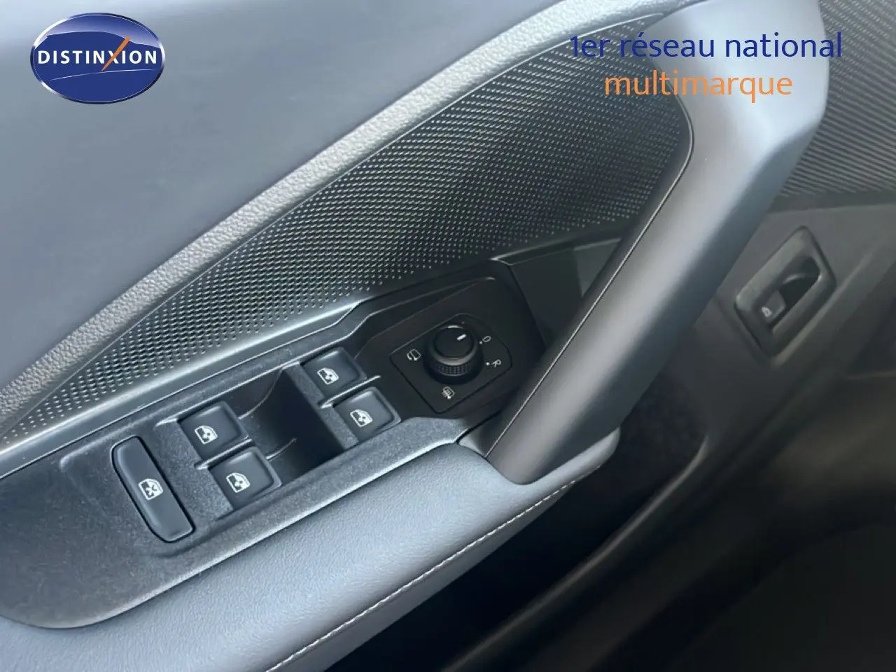 Gros plan sur la commande des vitres et rétroviseurs côté gauche intérieur du Volkswagen Tiguan noir Grenadilla 2026.