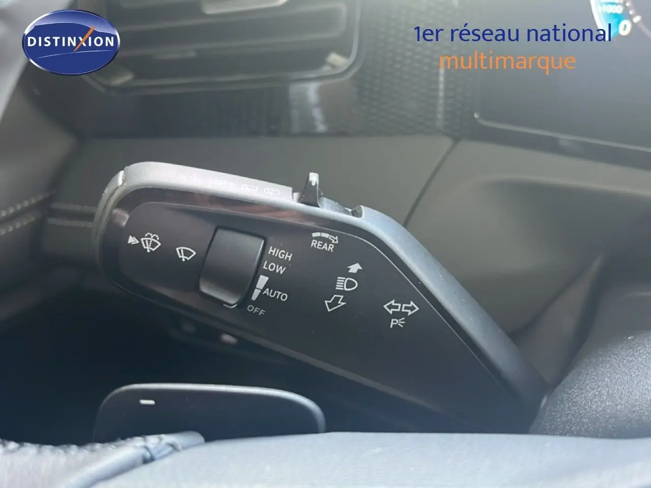 Gros plan sur le commodo de commande des essuie-glaces et clignotants dans l’habitacle noir du Volkswagen Tiguan 2026.