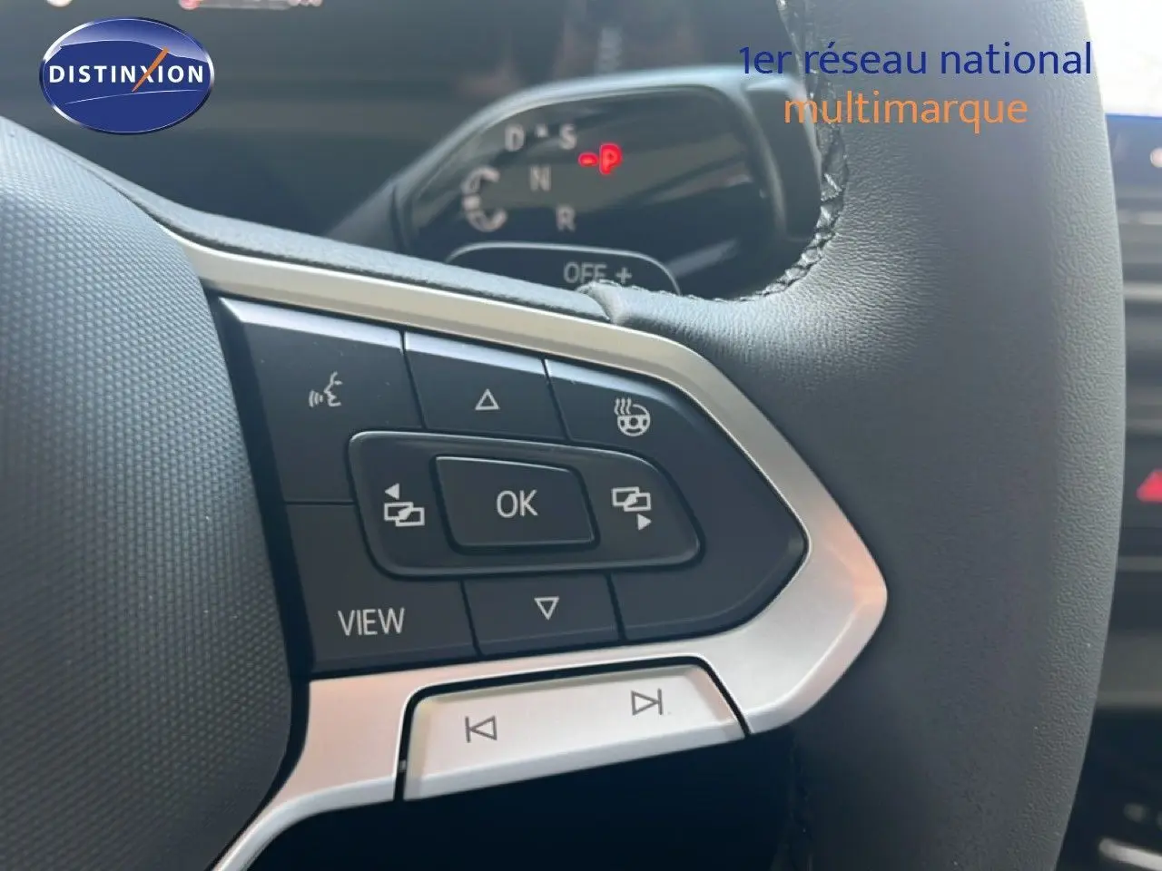 Gros plan sur les commandes au volant noir du Volkswagen Tiguan 2026, version 1.5 TSI 130CH DSG LIFE 30 YEARS.