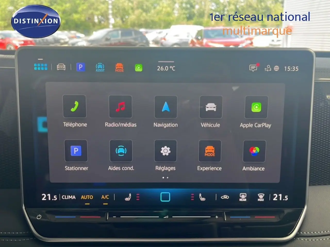 Écran tactile central du Volkswagen Tiguan 1.5 TSI noir Grenadilla, affichant les options multimédias et de navigation.