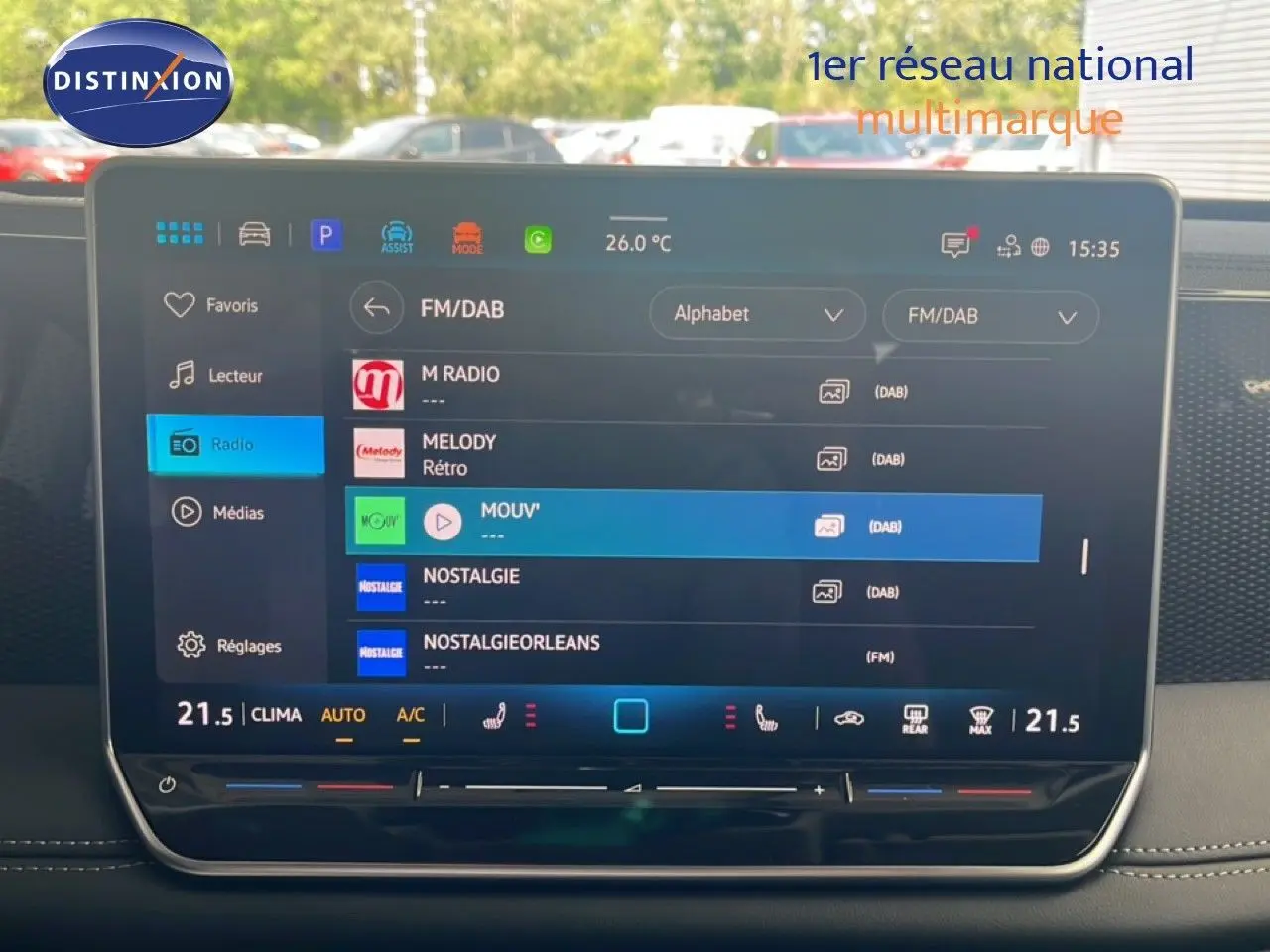 Écran tactile central du Volkswagen Tiguan 2026 affichant les options radio FM/DAB et la température intérieure à 21,5°C.