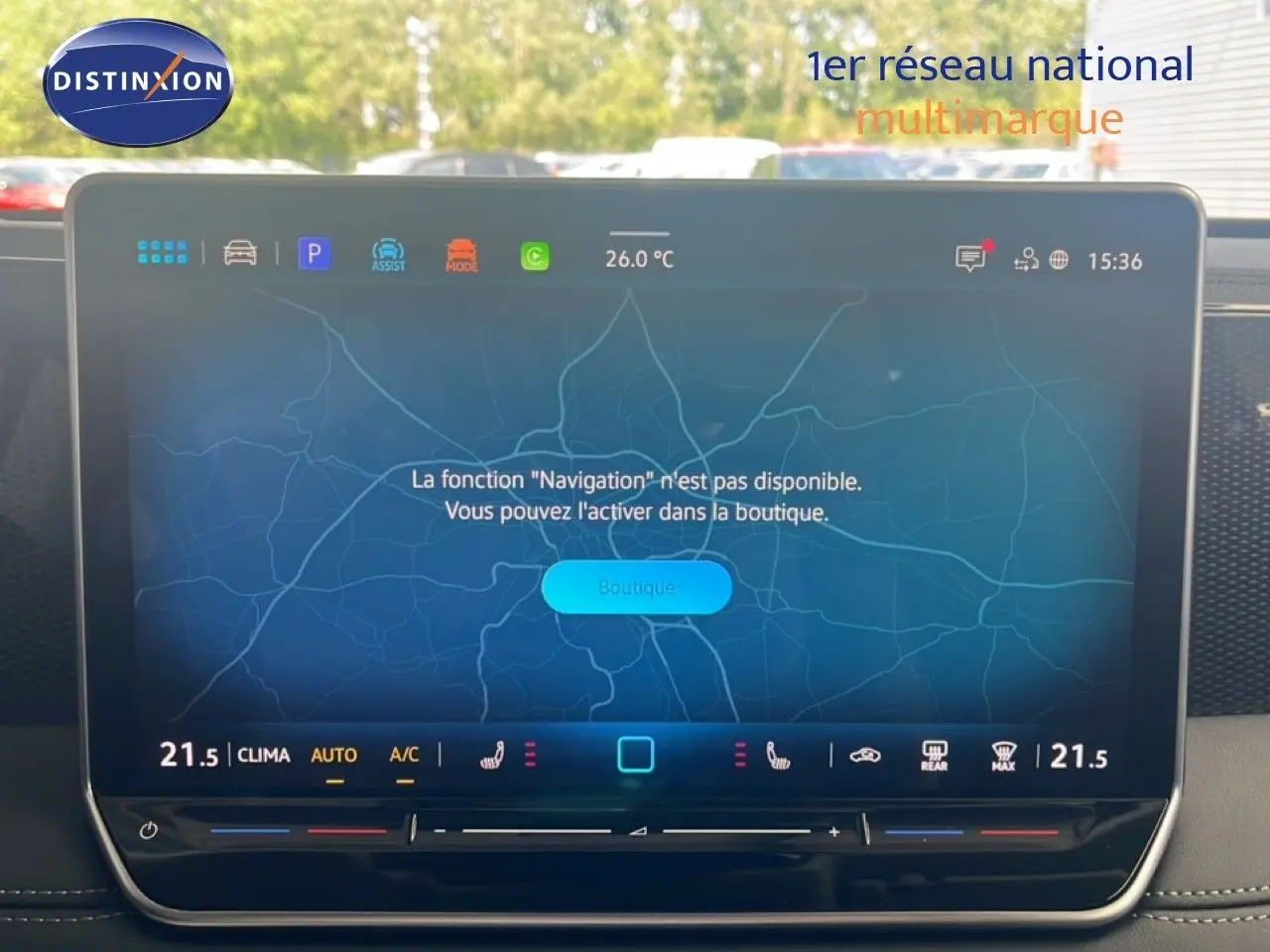 Écran tactile intérieur du Volkswagen Tiguan 2026 affichant un message d'activation de la navigation.