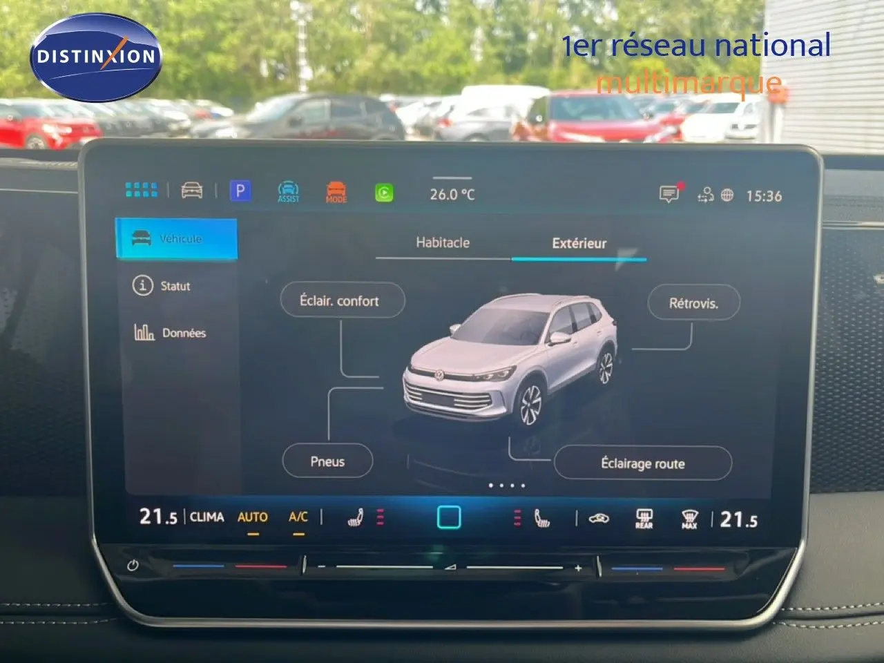 Écran tactile intérieur du Volkswagen Tiguan 2026 affichant les réglages extérieurs du véhicule en vue frontale.