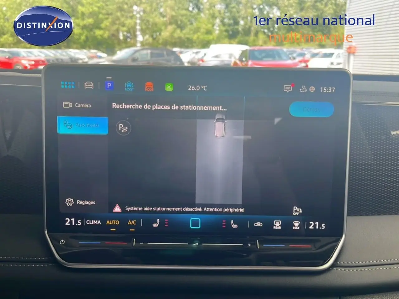 Écran tactile central du Volkswagen Tiguan noir Grenadilla, affichant l'assistance au stationnement en intérieur.