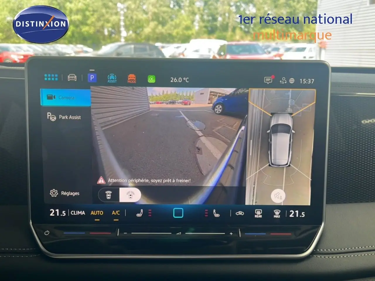 Écran tactile intérieur du Volkswagen Tiguan noir grenadilla montrant la caméra 360° et l'assistance au stationnement.