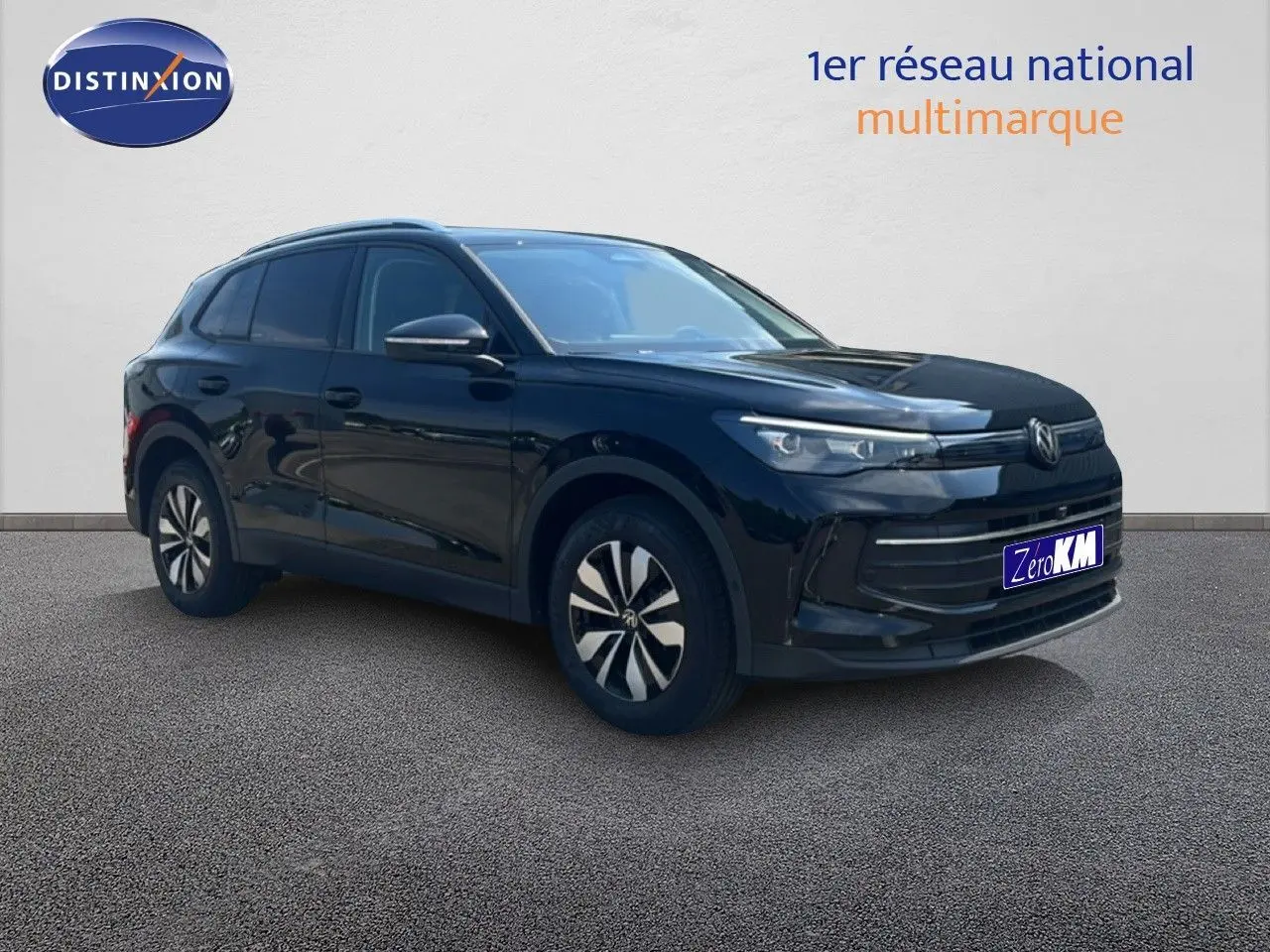Volkswagen Tiguan 1.5 TSI noir grenadilla vu en 3/4 avant droit sur fond neutre.