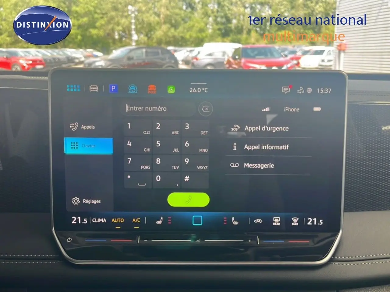 Écran tactile central du Volkswagen Tiguan 2026 affichant le clavier d'appel et les réglages de climatisation.