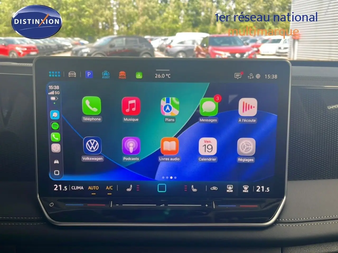 Écran tactile central du Volkswagen Tiguan 2026 affichant les applications Apple CarPlay, avec tableau de bord noir visible en arrière-plan.
