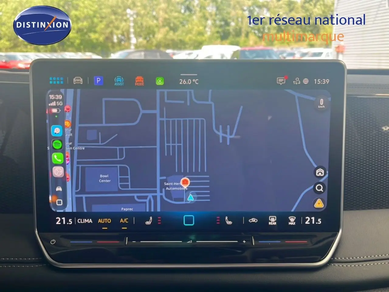 Vue intérieure centrée sur l'écran tactile du système de navigation du Volkswagen Tiguan noir Grenadilla 2026.