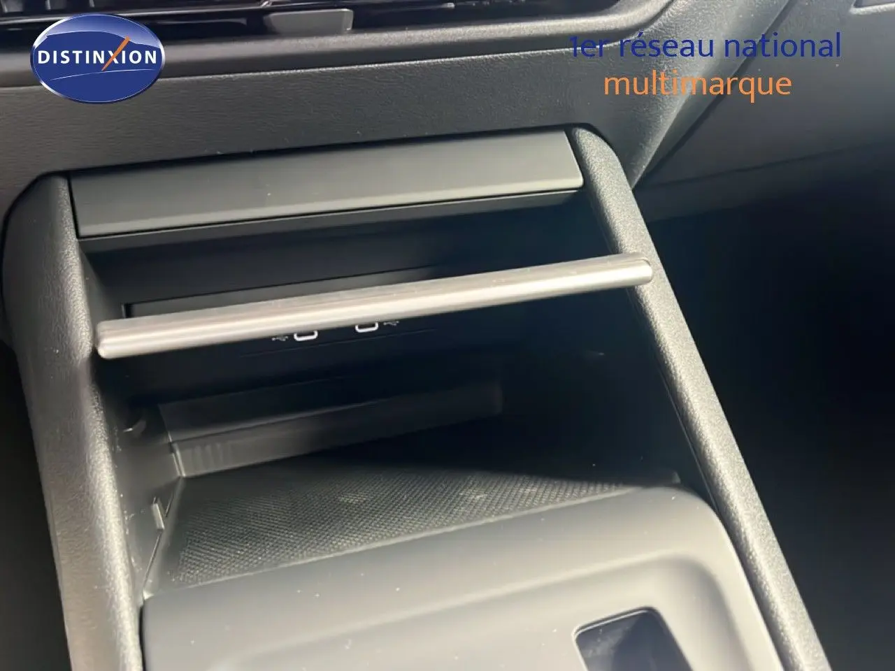 Gros plan sur la console centrale noire du Volkswagen Tiguan 2026, avec ports USB visibles et finition sobre.