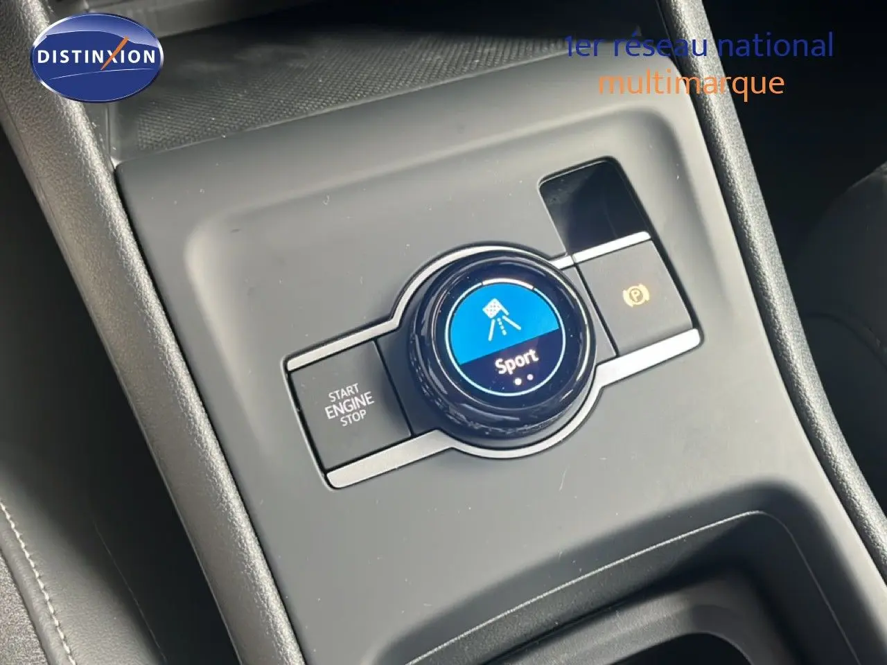 Gros plan sur la molette de sélection de mode Sport et bouton Start/Stop dans la console centrale du Volkswagen Tiguan noir.