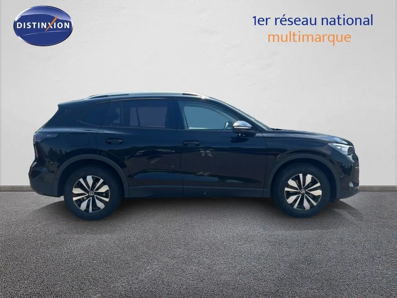 Vue de profil côté gauche d'un Volkswagen Tiguan noir Grenadilla métallisé avec jantes spécifiques 30 Years.