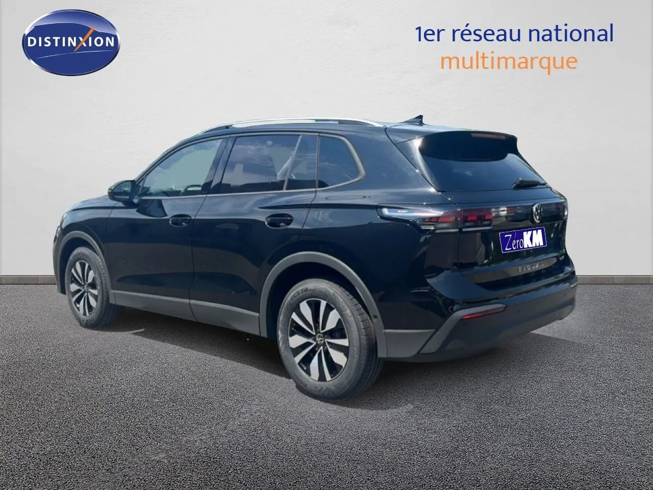 Volkswagen Tiguan noir grenadilla métal vu en 3/4 arrière droit, soulignant ses lignes modernes et ses jantes bi-ton.