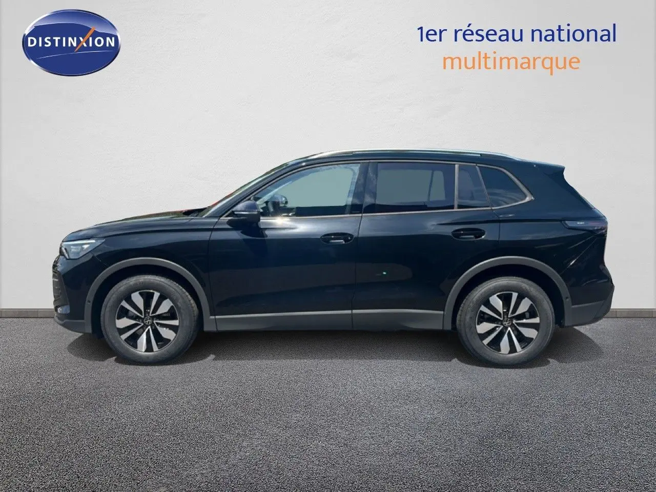 Profil droit d'un Volkswagen Tiguan noir Grenadilla métallisé 2026, SUV compact au design moderne et lignes épurées.