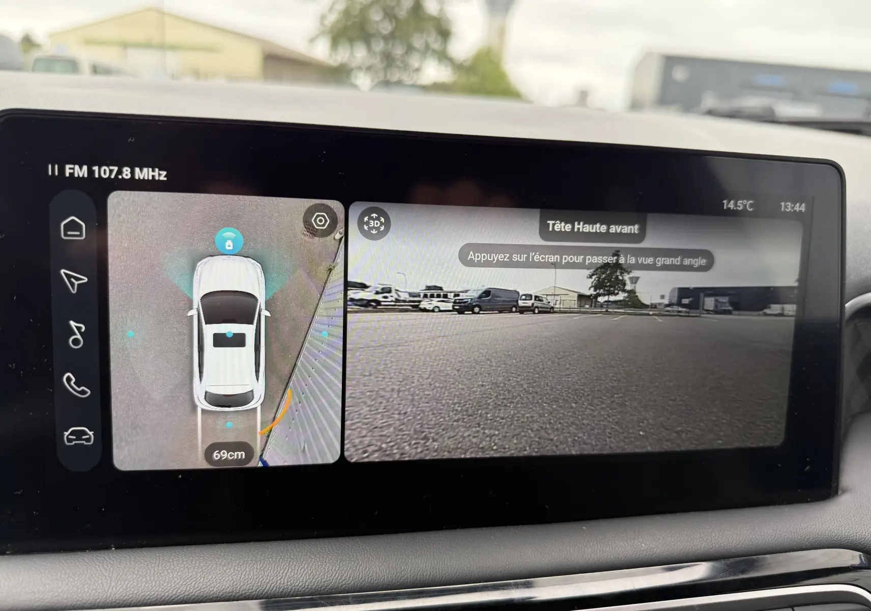 Écran intérieur du MG3 1.5 HYBRID+ 195 LUXURY montrant la caméra avant et la vue 360° du véhicule noir Pebble Black.