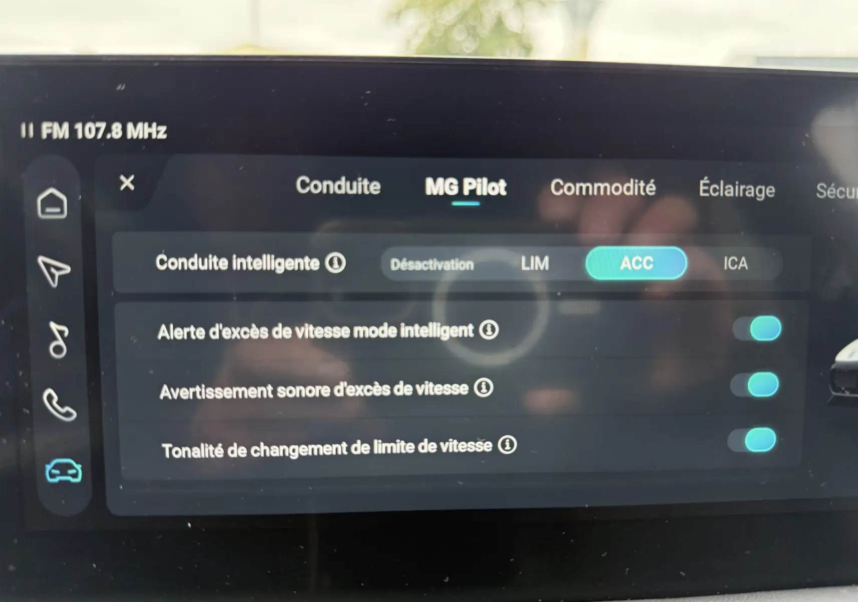 Écran tactile du système MG Pilot affichant les réglages d'assistance à la conduite dans une MG3 1.5 Hybrid+ 195 Luxury.