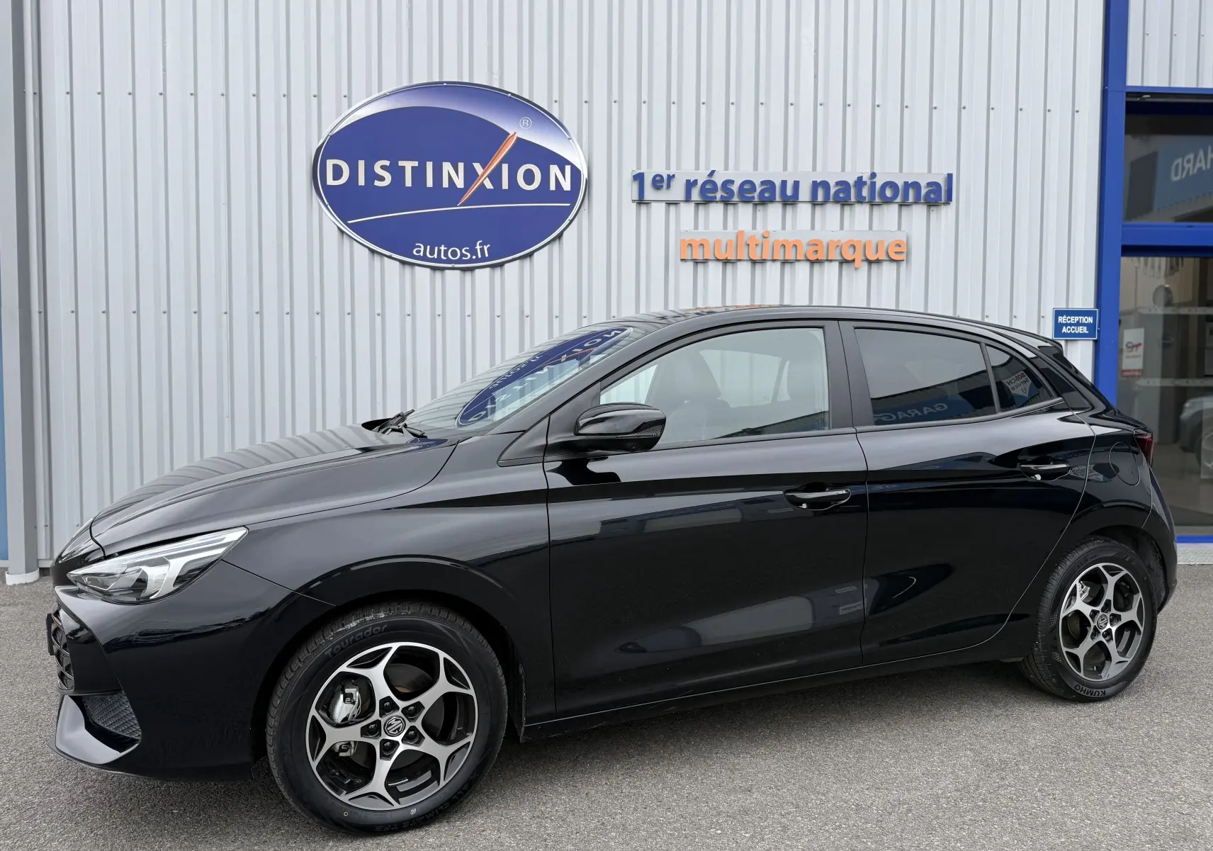 Vue de profil droit du MG3 1.5 HYBRID+ 195 LUXURY noir Pebble Black, avec jantes bi-ton et lignes fluides.