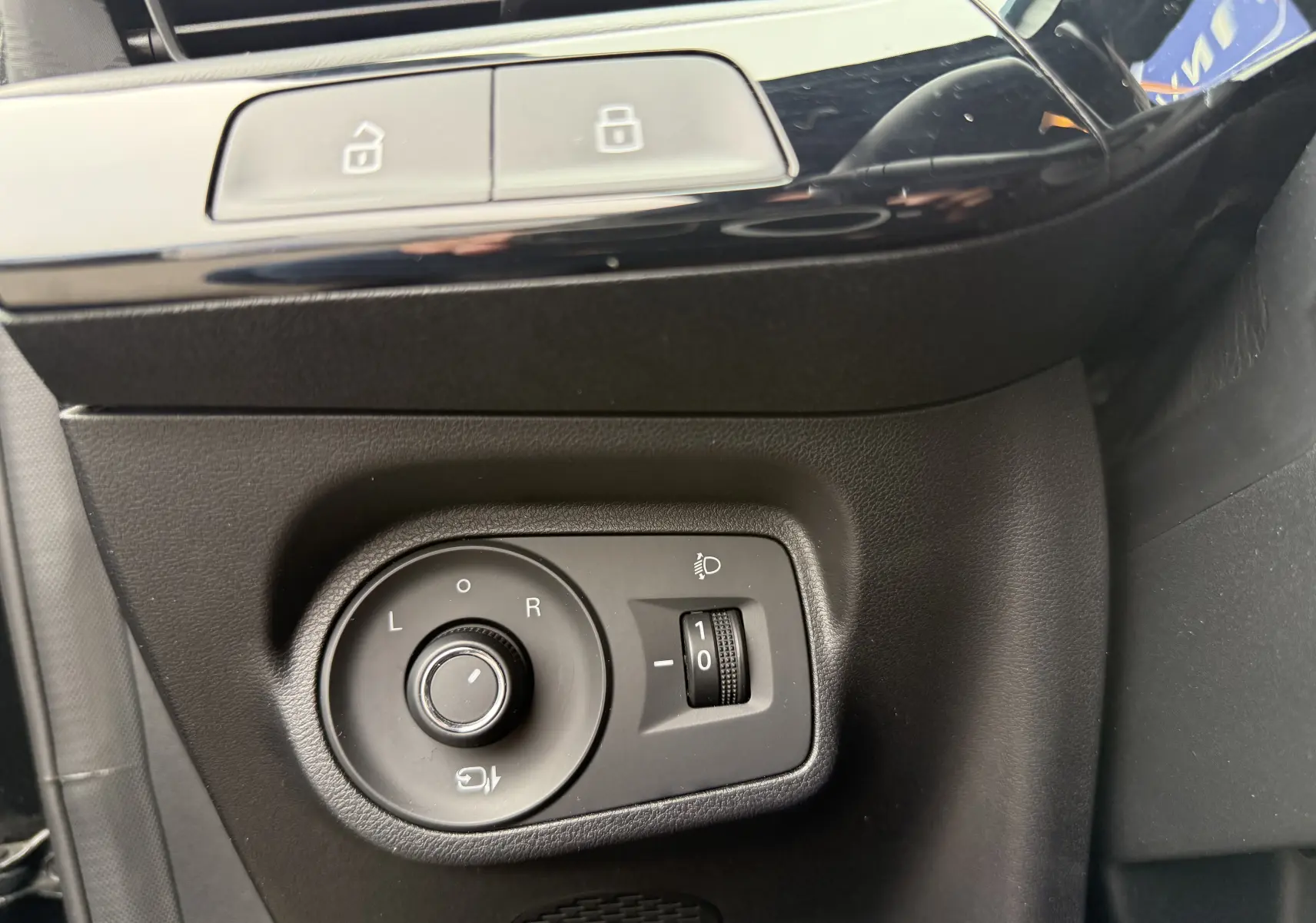 Détail intérieur côté conducteur du MG3 2025 Pebble Black, avec commandes de réglage des rétroviseurs et luminosité.