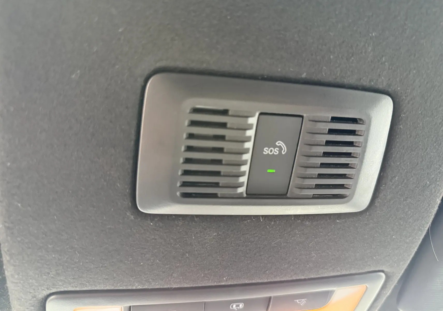 Bouton SOS avec témoin vert intégré dans le plafonnier intérieur du MG MOTOR MG3 1.5 HYBRID+ 195 LUXURY couleur Pebble Black.