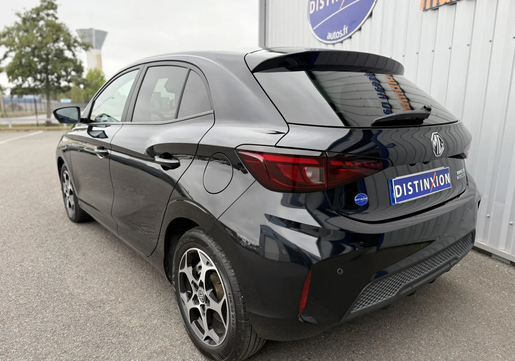 Vue 3/4 arrière droite de la MG3 1.5 HYBRID+ 195 LUXURY noire Pebble Black avec jantes bi-ton et feux arrière LED.