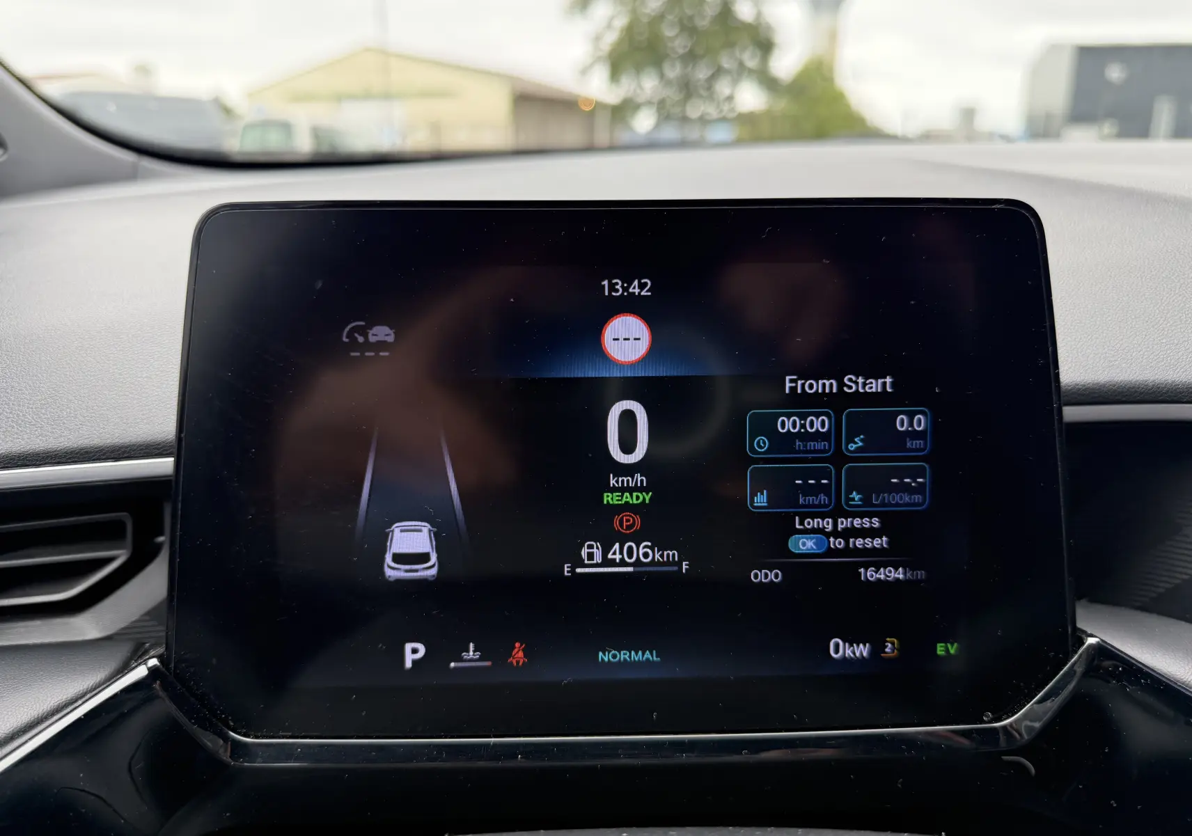 Écran numérique du tableau de bord du MG3 1.5 HYBRID+ 195 LUXURY affichant la vitesse, autonomie et mode de conduite.