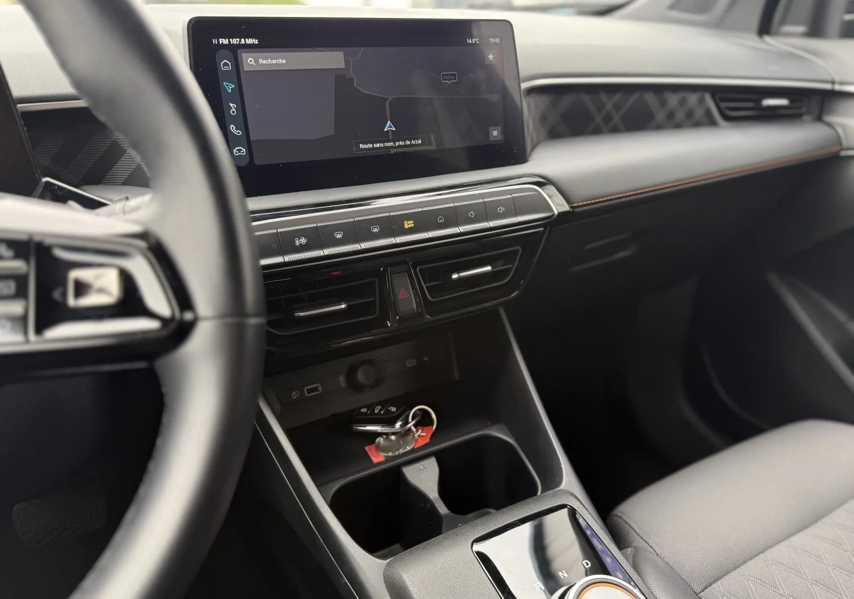 Vue intérieure côté conducteur du tableau de bord et console centrale du MG3 1.5 HYBRID+ 195 LUXURY avec écran tactile et finition noire.