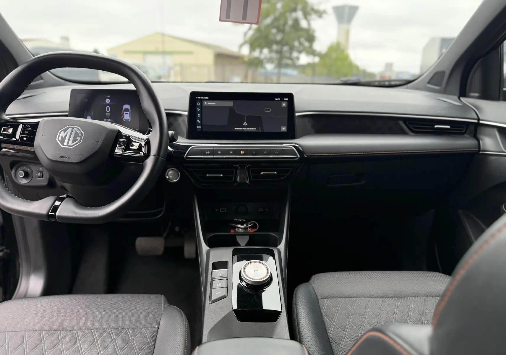 Vue intérieure avant du MG3 1.5 HYBRID+ 195 LUXURY avec tableau de bord noir et écran tactile central.