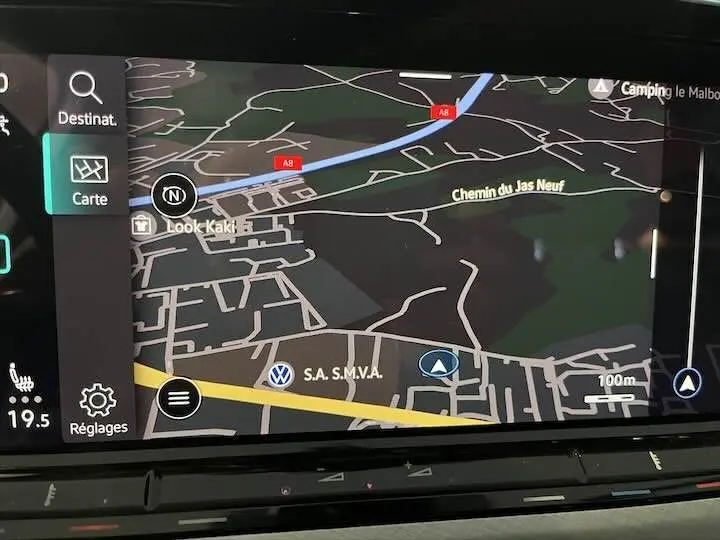 Écran tactile du système de navigation de la Volkswagen Golf 8 en mode carte, avec interface moderne et détails routiers.
